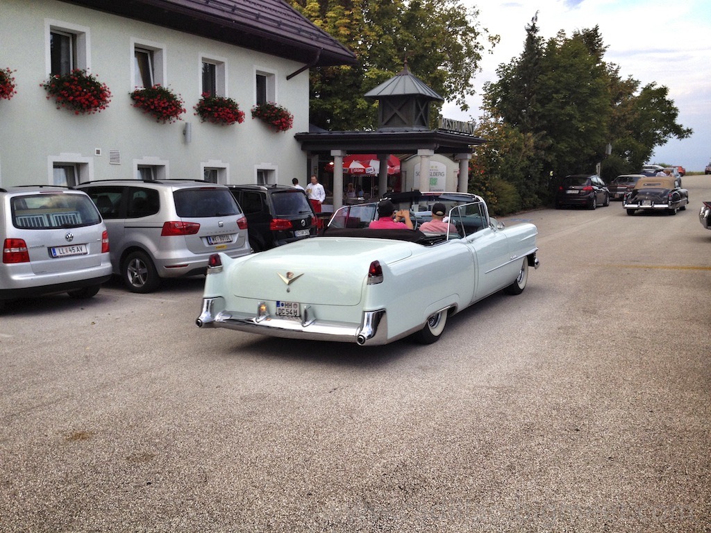 Die ersten Autos am Freitagabend beim Hotel