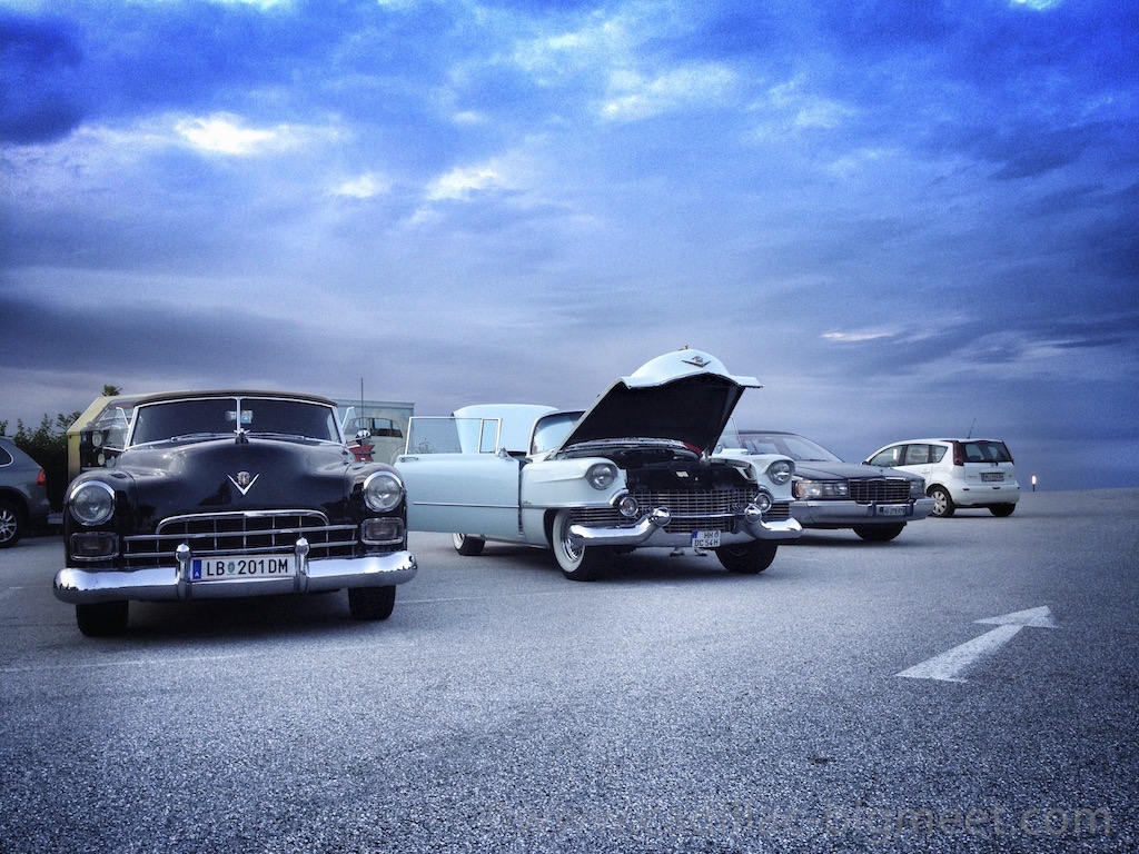 Die ersten Autos am Freitagabend beim Hotel